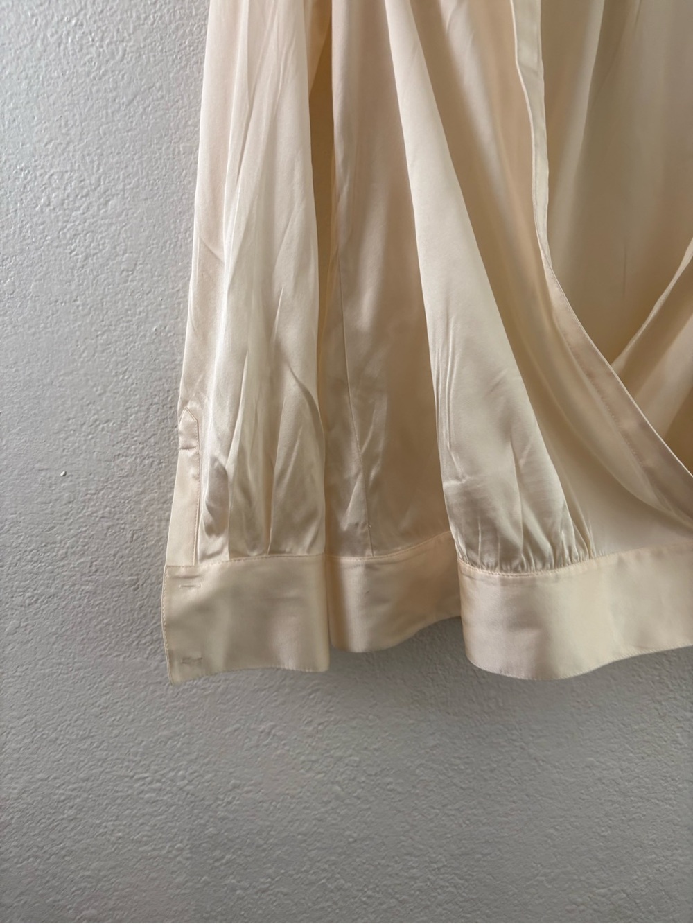 BCBGMAXAZRIA ivory satin long sleeve blouse drapey wrap-front design size S - Picture 2 of 8